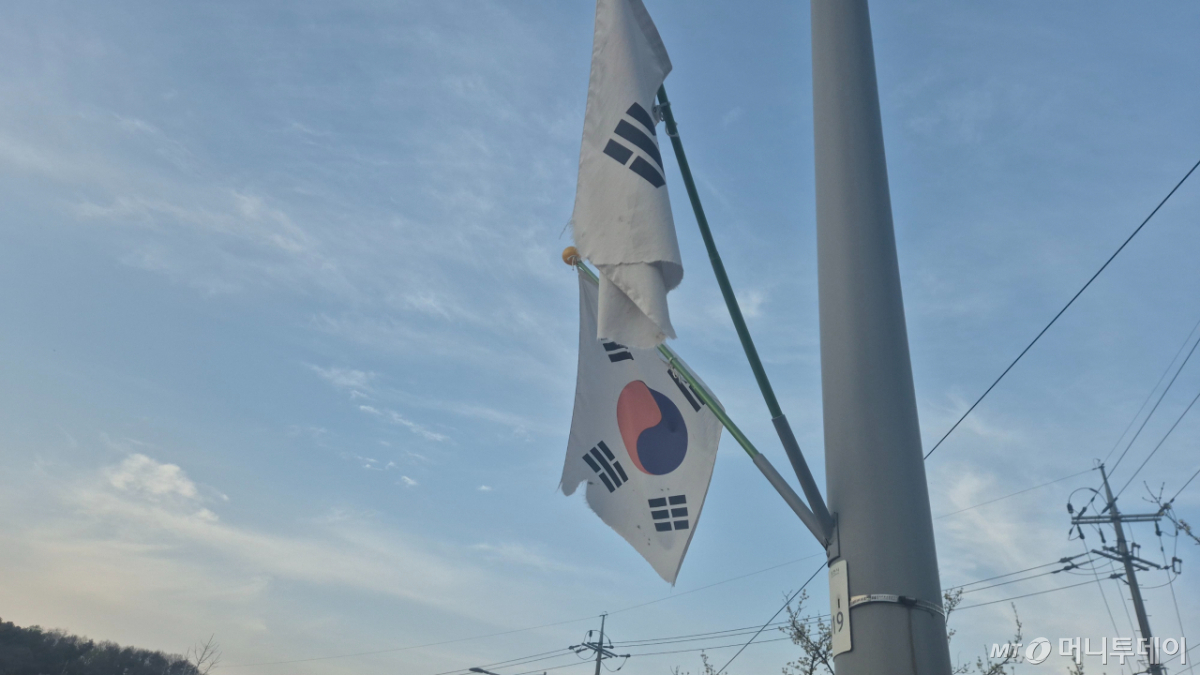 포천시 신북면에 찢어지고 헤진 태극기가 게양돼 있다./사진=현대곤 기자