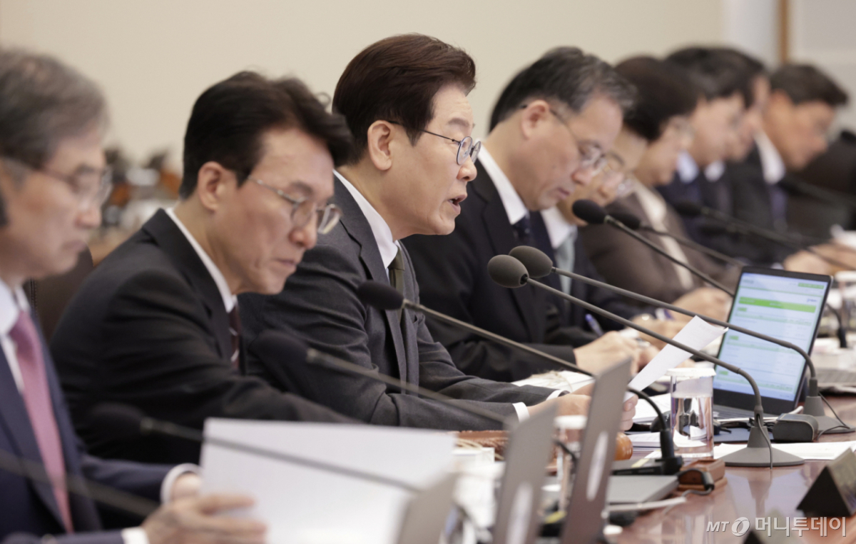 (서울=뉴스1) 이재명 기자 = 이재명 대통령이 14일 청와대에서 열린 제16회 국무회의 겸 제5차 비상경제점검회의에서 발언을 하고 있다. (청와대통신사진기자단) 2026.4.14/뉴스1 Copyright © 뉴스1. All rights reserved. 무단 전재 및 재배포, AI학습 이용 금지. /사진=(서울=뉴스1) 이재명 기자