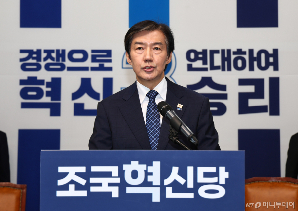 조국 조국혁신당 대표가 14일 오전 서울 여의도 국회에서 경기 평택을 국회의원 재보궐 선거 출마선언을 하고 있다./사진=뉴시스