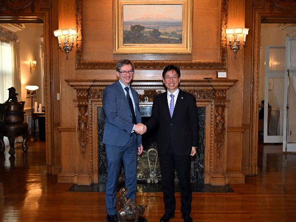 오태석 우주청장이 13일부터 16일까지 미국 콜로라도 스프링스에서 열리는 제41회 스페이스 심포지엄에 참석해 존 톰슨 미국 국무부 차관보 대행을 만났다. /사진=우주항공청