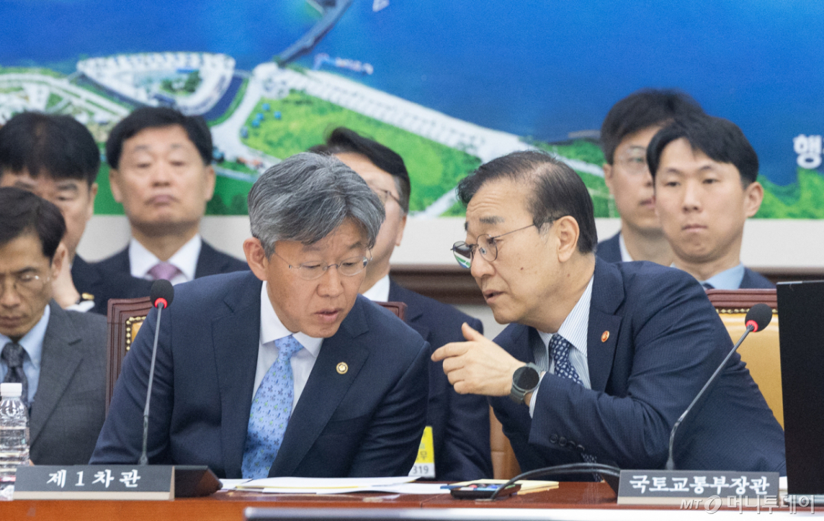 (서울=뉴스1) 이승배 기자 = 2일 서울 여의도 국회에서 열린 제433회국회(임시회) 국토교통위원회 제2차 전체회의에서 김윤덕 국토교통부 장관이 김이탁 차관과 대화하고 있다. 2026.4.2/뉴스1 Copyright © 뉴스1. All rights reserved. 무단 전재 및 재배포, AI학습 이용 금지. /사진=(서울=뉴스1) 이승배 기자