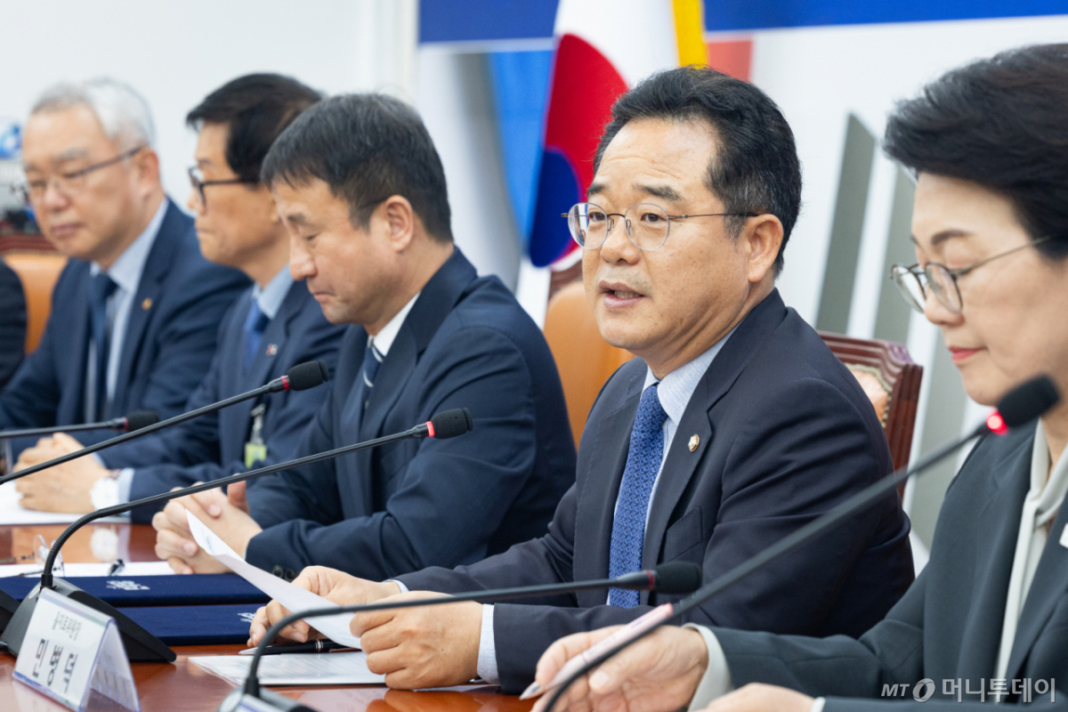 (서울=뉴스1) 유승관 기자 = 민병덕 더불어민주당 을지로위원장이 14일 서울 여의도 국회에서 열린 중동전쟁 위기극복을 위한 고통분담 '석유화학-플라스틱업계 상생협약식'에서 모두 발언을 하고 있다. 2026.4.14/뉴스1 Copyright © 뉴스1. All rights reserved. 무단 전재 및 재배포, AI학습 이용 금지. /사진=(서울=뉴스1) 유승관 기자