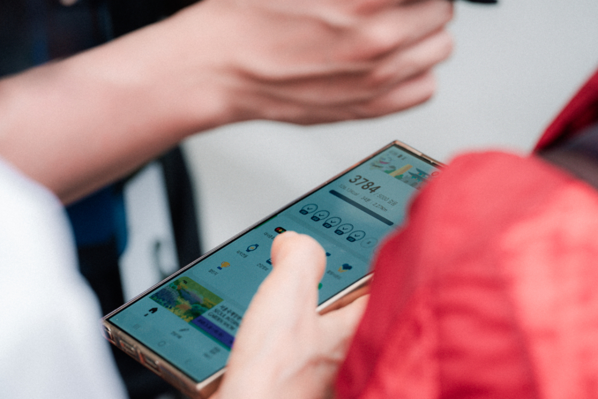 손목닥터 9988 스마트밴드를 착용하면 활동량과 심박수, 운동량 등을 측정해서 스마트폰을 통해 확인할 수 있다./사진제공=서울시