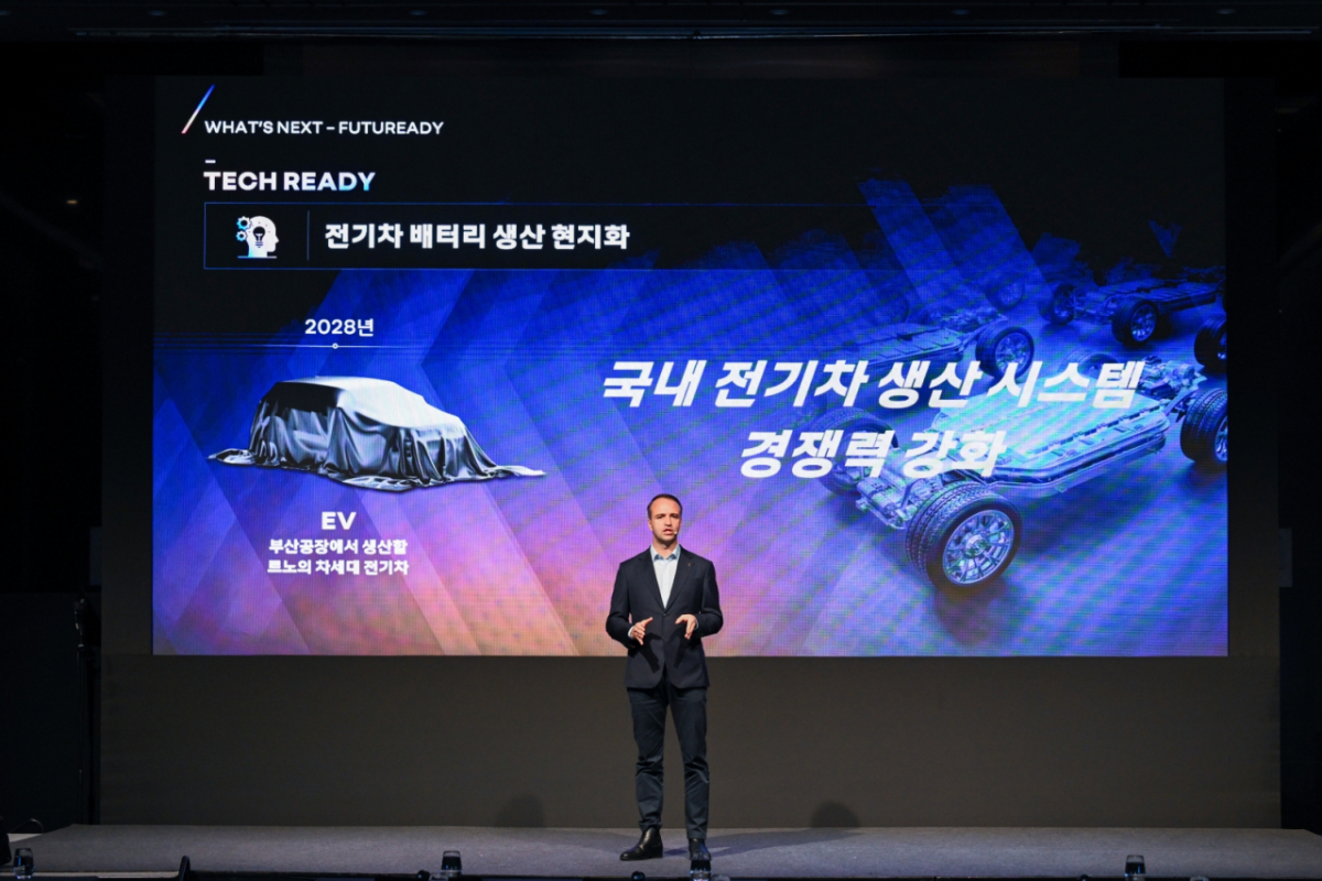 니콜라 파리 르노코리아 사장이 14일 서울 용산구 그랜드 하얏트 호텔에서 열린 기자 간담회에서 르노코리아의 중장기 목표를 발표하고 있다./사진제공=르노코리아