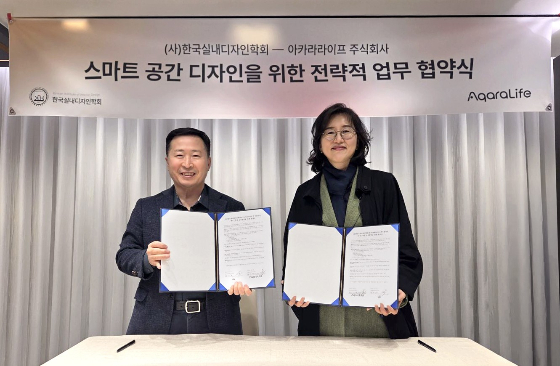 서울 서초구 아카라라이프 쇼룸에서 이상헌 아카라라이프 대표(사진 왼쪽)와 이소영 한국실내디자인학회 회장이 업무협약을 체결하고 기념사진을 찍고 있다/사진제공=아카라라이프