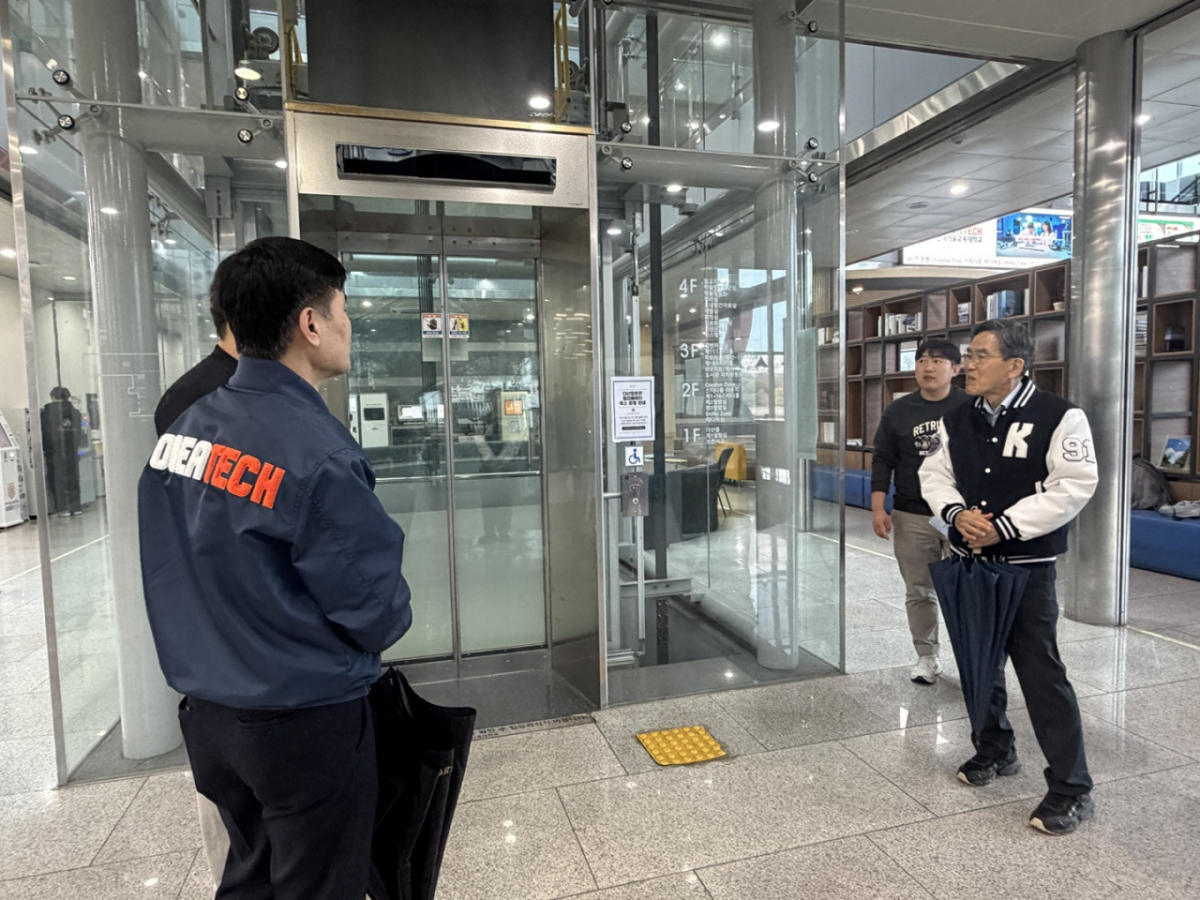 유길상 한기대 총장(오른쪽)이 교내 시설을 돌며 에너지 절감 비상대책 현장을 점검하고 있다./사진제공=한기대