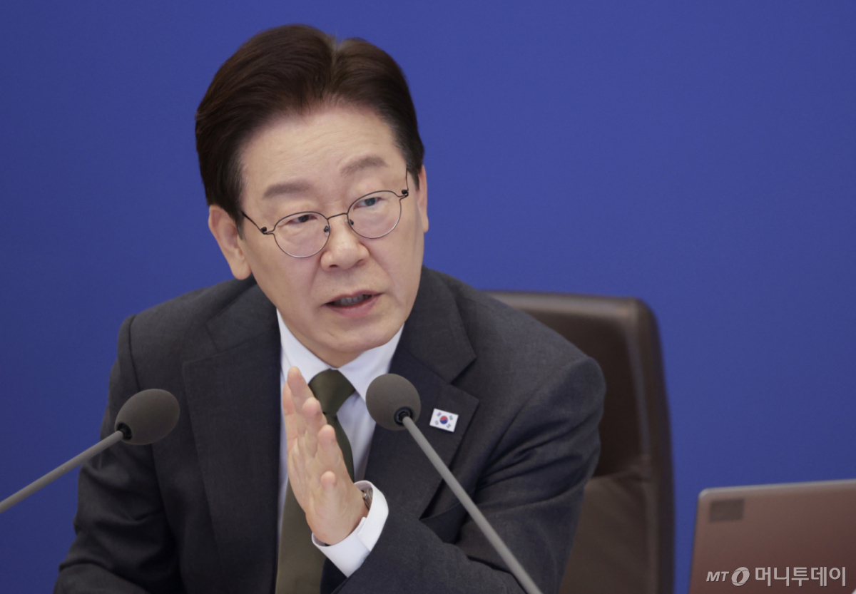 [서울=뉴시스] 최동준 기자 = 이재명 대통령이 14일 청와대에서 열린 국무회의 겸 비상경제점검회의에서 발언하고 있다. 2026.04.14. photocdj@newsis.com /사진=최동준