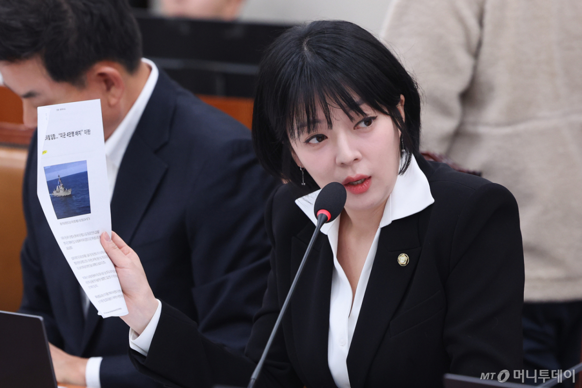 (서울=뉴스1) 신웅수 기자 = 조현 외교부 장관이 6일 서울 여의도 국회에서 열린 외교통일위원회 전체회의에서 중동 사태 관련 의원 질의에 답변하고 있다. 2026.3.6/뉴스1 Copyright © 뉴스1. All rights reserved. 무단 전재 및 재배포, AI학습 이용 금지. /사진=(서울=뉴스1) 신웅수 기자