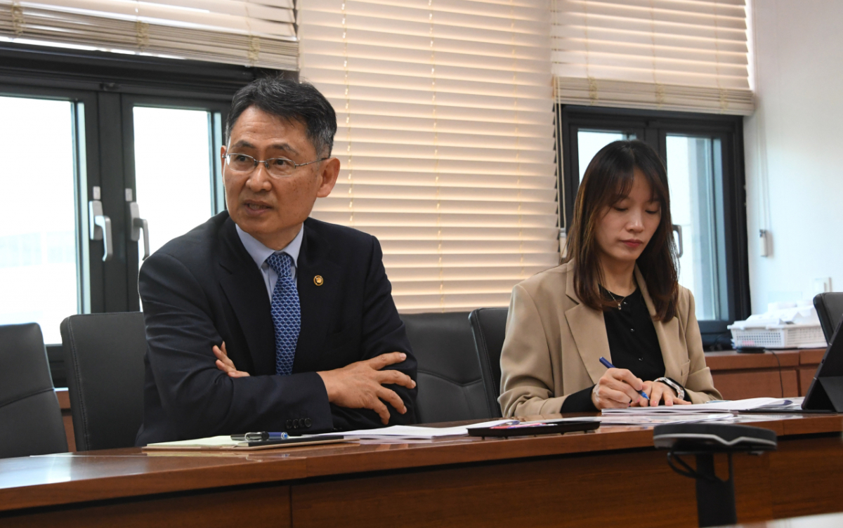 허장 재정경제부 2차관(사진 왼쪽)이 14일 서울 종로구 서울정부청사에서 주요국 중동 상황 대응 등 관련 재경관 회의를 주재, 모두발언을 하고 있다./사진제공=재경부