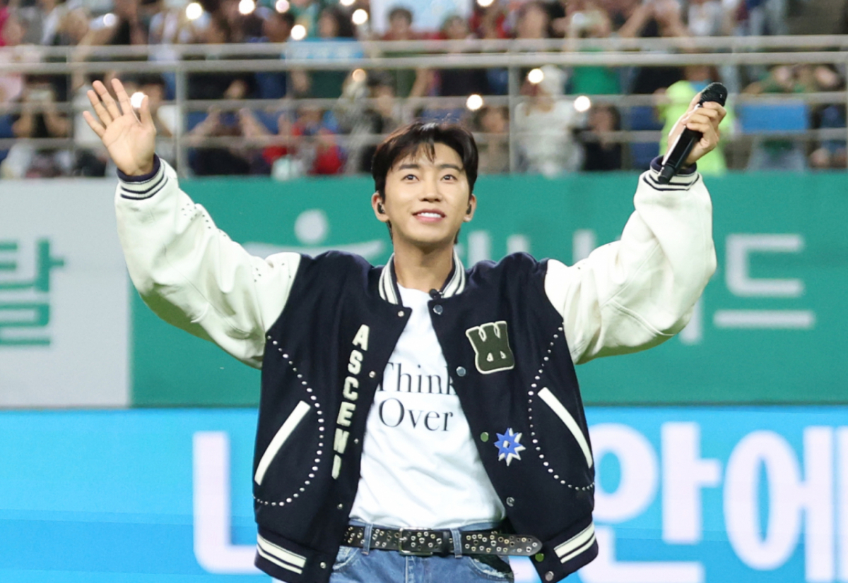 가수 임영웅이 대전월드컵경기장에서 열린 '하나은행 K리그1 2025' 대전하나시티즌과 대구FC 경기에서 하프타임 공연을 마친 뒤 인사를 하고 있다. /사진=뉴스1