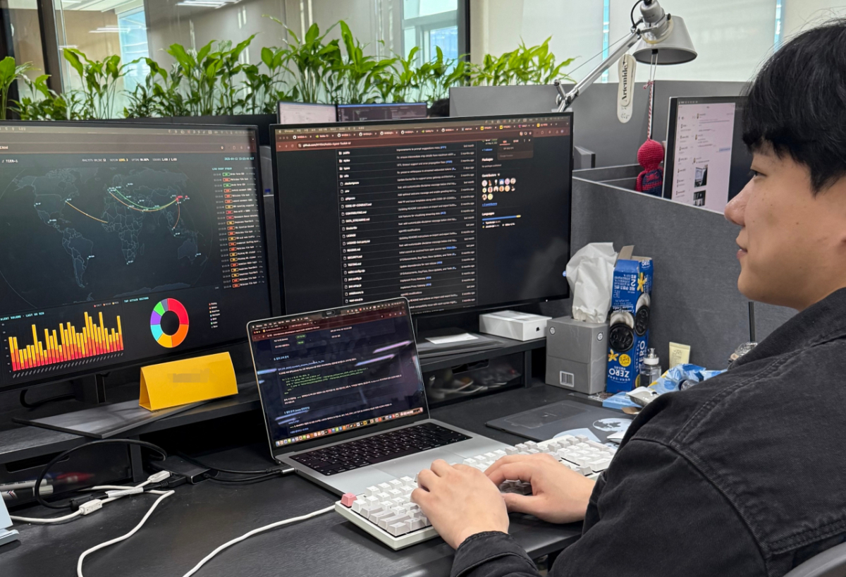 카카오 보안담당 임직원이 자체적으로 구축한 보안 모니터링 시스템으로 모니터링을 진행하고 있다/사진제공=카카오