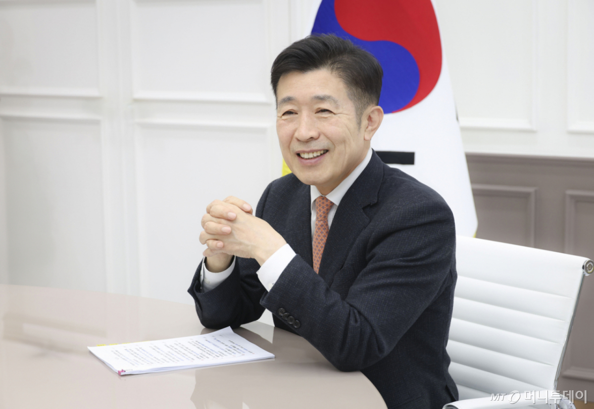 이달 9일 전성수 서초구청장이 서초구청에서 기자와 만나 주요 행정 사업에 대해 설명하고 있다.