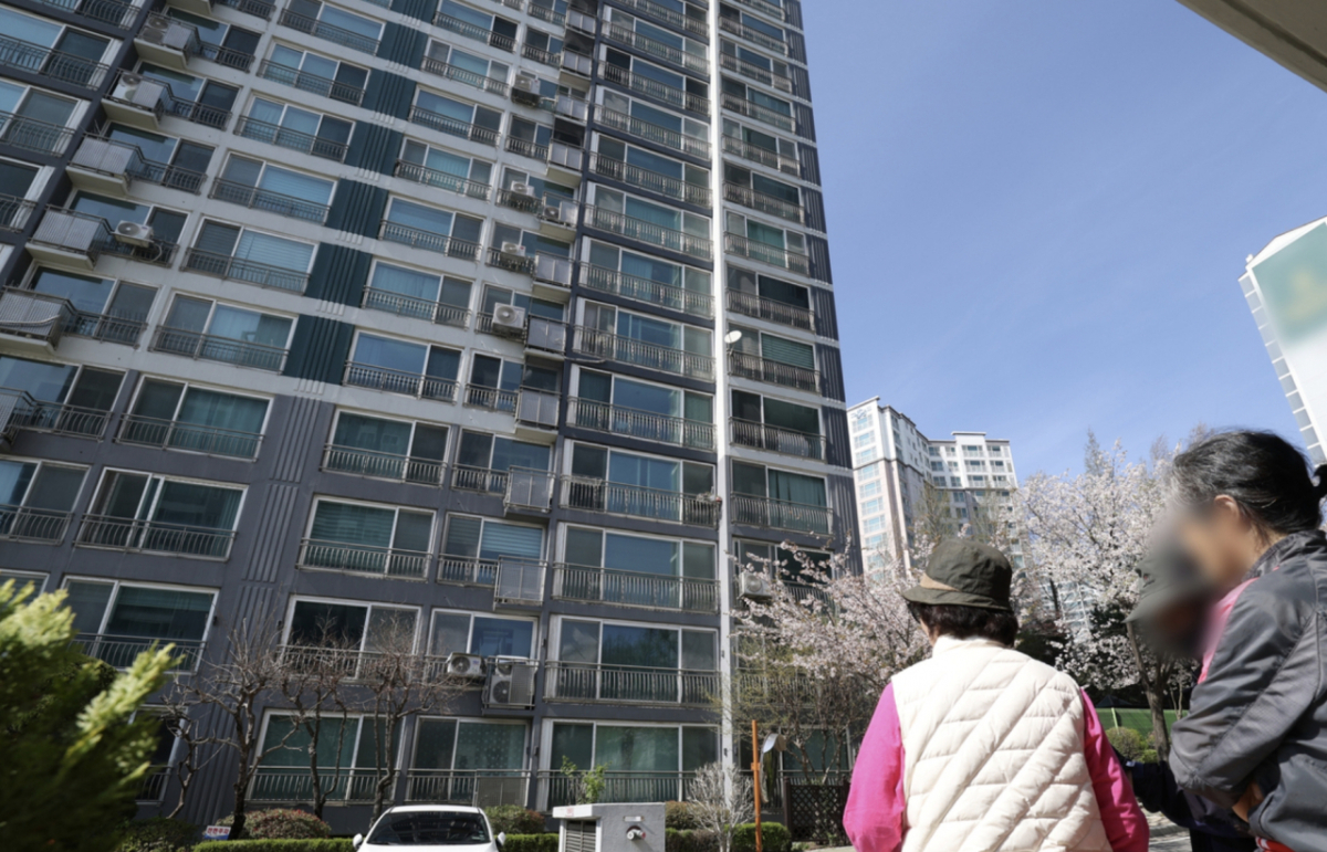 일가족이 숨진 채 발견된 경기 용인시의 한 아파트의 모습/사진=뉴스1