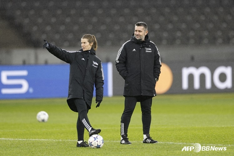 마리-루이즈 에타(왼쪽) 감독. /AFPBBNews=뉴스1