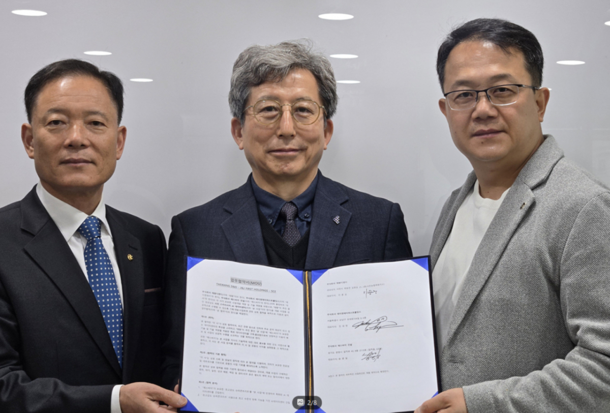 14일 사천 스카이시티 AI 데이터센터 구축 업무협약을 체결한 태왕디엔디, J&J, SCE 관계자들이 기념촬영하고 있다. 왼쪽부터 송병일 SCE 대표, 이종경 태왕디엔디 대표, 진대현 J&J 대표/사진제공=SCE