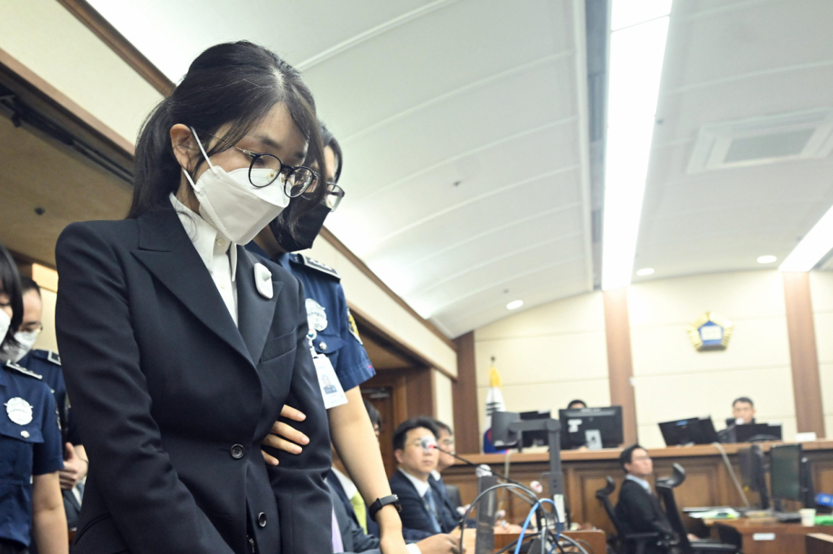 도이치모터스 주가조작, 통일교 청탁·뇌물 수수 의혹 혐의 등으로 구속기소 된 김건희 여사가 지난해 9월24일 오후 서울 서초구 서울중앙지방법원에서 열린 첫 재판에 출석하고 있다. /사진=뉴시스