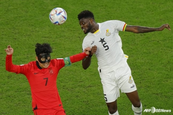 2022 국제축구연맹(FIFA) 카타르월드컵 조별리그 한국과 가나의 경기 중 공중볼 경합하는 손흥민(왼쪽)과 토마스 파티. /AFPBBNews=뉴스1