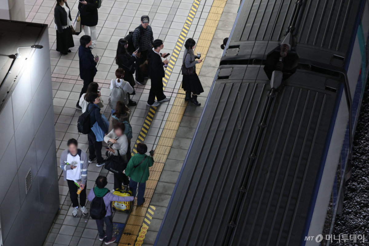 [서울=뉴시스] 권창회 기자 =사진은 12일 서울 용산구 용산역에서 시민들이 열차를 이용하는 모습. 2026.04.12. kch0523@newsis.com /사진=권창회