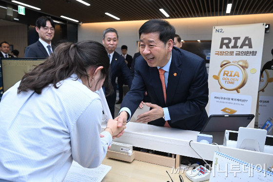 (서울=뉴스1) 박정호 기자 = 구윤철 부총리 겸 재정경제부 장관이 3일 오후 서울 여의도 NH투자증권 본점을 찾아 직원으로부터 RIA(국내시장 복귀계좌) 출시 관련 상품을 경청한 뒤 악수하고 있다. (공동취재) 2026.4.3/뉴스1 /사진=(서울=뉴스1) 박정호 기자