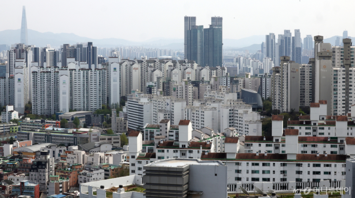 [서울=뉴시스] 최진석 기자 = 서울 아파트 전·월세 매물이 통계 집계 이후 처음으로 3만 건 아래로 떨어졌다. 사진은 이날 서울 성동구 일대 아파트 단지의 모습 2026.04.14. myjs@newsis.com /사진=최진석