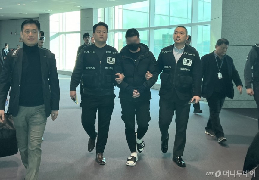 '강남 학원가 마약음료 협박 사건'의 주범인 이모씨가 인천국제공항을 통해 강제 송환되고 있다. /사진=머니투데이 사진 DB