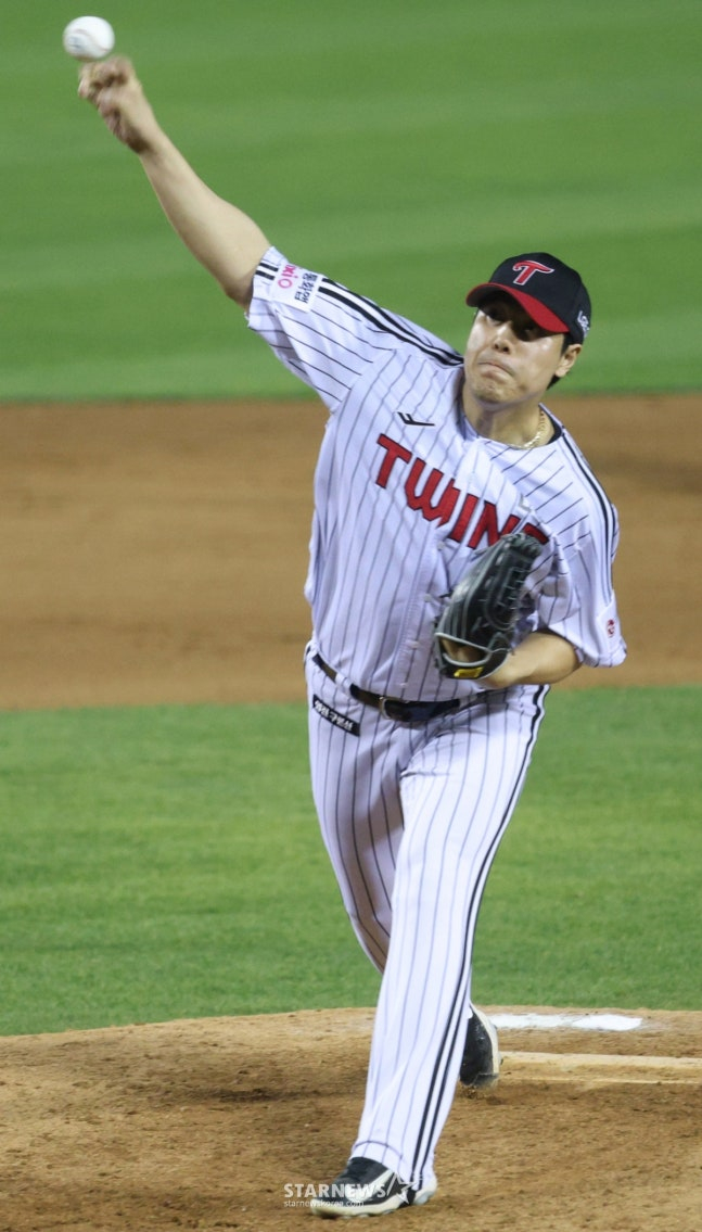 8회초 무실점으로 승리투수가 된 김진성. /사진=김진경 대기자