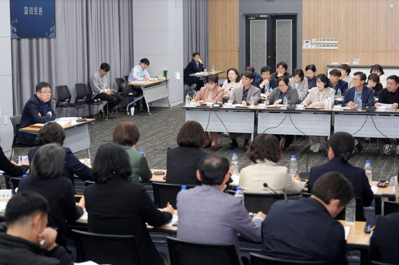 지난 13일 김현수 수원시 제1부시장이 '2026-2027 수원 방문의 해 부서별 추진상황 보고회'를 주재하고 있다./사진제공=수원시