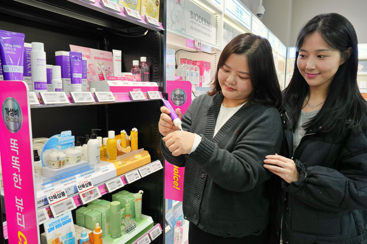 서울 송파구에 있는 롯데마트 제타플렉스 잠실점 '가성비 뷰티존'에서 판매하는 4950원 화장품./사진제공=롯데마트