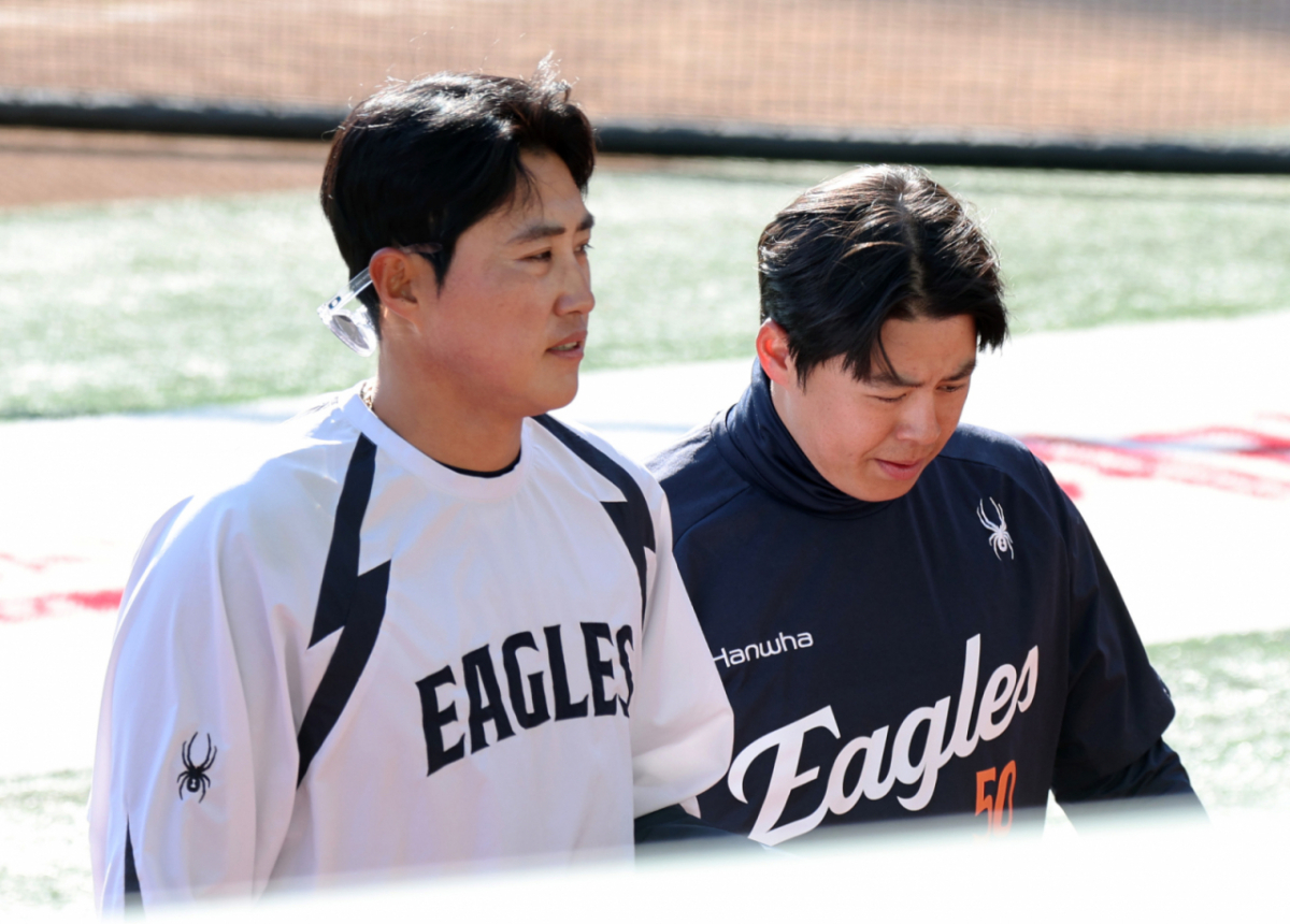 한화 베테랑 채은성과  노시환이 7일 랜더스필드에서 열린 2026KBO리그 한화이글스와 SSG랜더스 시즌 첫 경기를 앞두고 타격훈련을 위해 이동하고 있다.  2026.04.07. /사진=강영조 선임기자