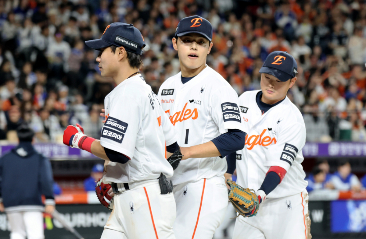 한화 유격수 문동주(가운데)가 14일 대전한화생명볼파크에서 열리는 2026KBO리그 한화이글스와 삼성라이온즈 경기 5회초 1사 만루 위기 디아즈 땅볼을 잡아  병살처리 하고 더그아웃으로 들어가고 있다. /사진=강영조 선임기자