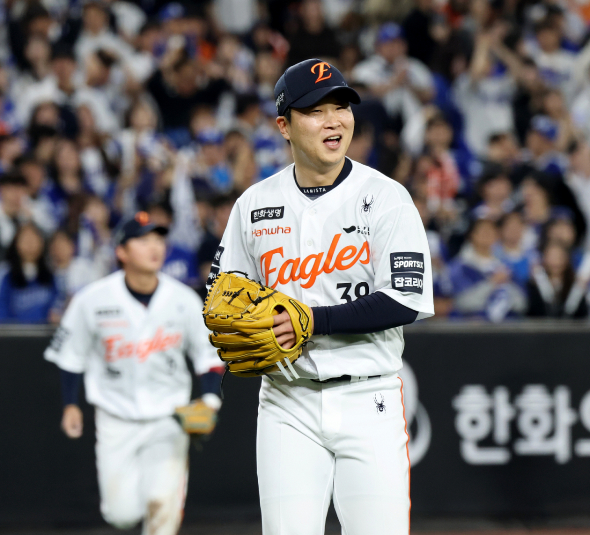 한화 우완불펜 김종수가 14일 대전한화생명볼파크에서 열리는 2026KBO리그 한화이글스와 삼성라이온즈 경기 6회초 2사 만루에서 심우준이  삼성 박승규 타구를 힘들게 잡아 2루로 토스하며 이닝을 끝내자 미소짓고 있다. /사진=강영조 선임기자