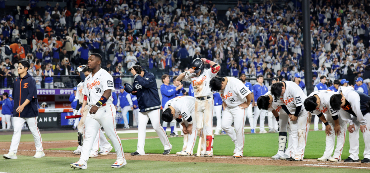 한화선수들이 14일 대전한화생명볼파크에서 열리는 2026KBO리그 한화이글스와 삼성라이온즈 경기에서 역전패한 후 그라운드를 나서고 있다. /사진=강영조 선임기자