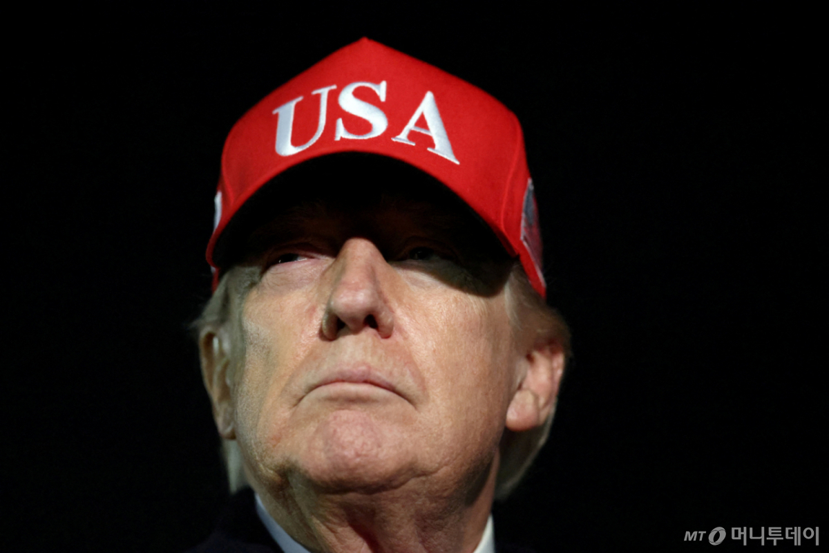 도널드 트럼프 미국 대통령이 12일(현지시간) 메릴랜드주 앤드루스 합동기지에 도착해 에어포스 원에서 내리고 있다./로이터=뉴스1