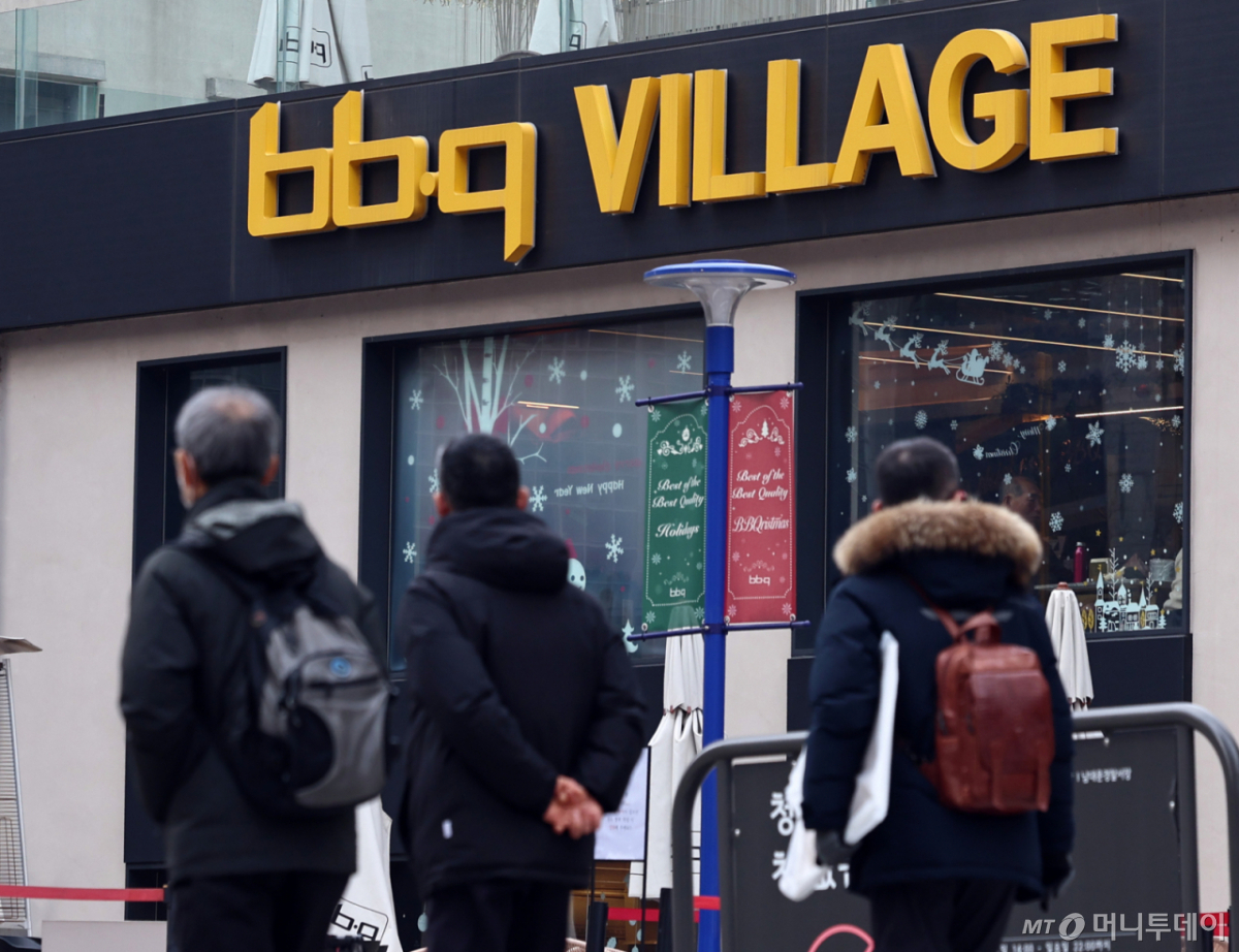 (서울=뉴스1) 구윤성 기자 = 전국 치킨 프랜차이즈 가맹점 수가 처음으로 3만개를 넘어섰다. 28일 국가데이터처 ‘2024년 프랜차이즈 통계 결과’에 따르면 지난해 프랜차이즈 치킨 전문점은 3만 1397개로 집계됐다. 2023년(2만9805개)보다 1592개(5.3%) 늘어난 규모다. 사진은 지난해 기준 가장 많은 가맹점을 보유한 BBQ 매장. 2025.12.28/뉴스1 Copyright © 뉴스1. All rights reserved. 무단 전재 및 재배포, AI학습 이용 금지. /사진=(서울=뉴스1) 구윤성 기자