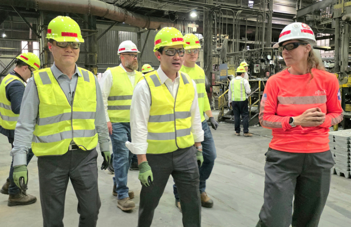 [서울=뉴시스] 최윤범(가운데) 고려아연 회장이 1일(현지 시간) 미국 테네시주 클락스빌 니어스타USA 제련소에서 현지 직원들과 생산시설을 둘러보고 있다. (사진=고려아연 제공) 2026.04.02. photo@newsis.com *재판매 및 DB 금지 /사진=류현주