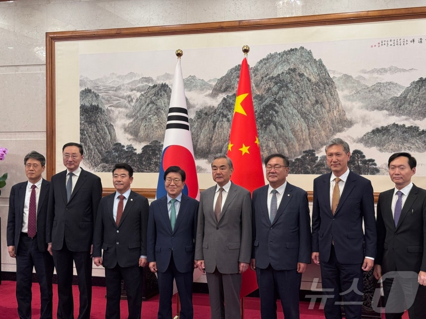 지난해 8월 24일 박병석 전 국회의장을 단장으로 하는 대통령 특사단이 베이징 댜오위타이 국빈관에서 왕이 외교부장과 만났다. 사진 왼쪽 2번째가 쑨웨이둥 중국 외교부 부부장이다. (베이징특파원 공동취재단)