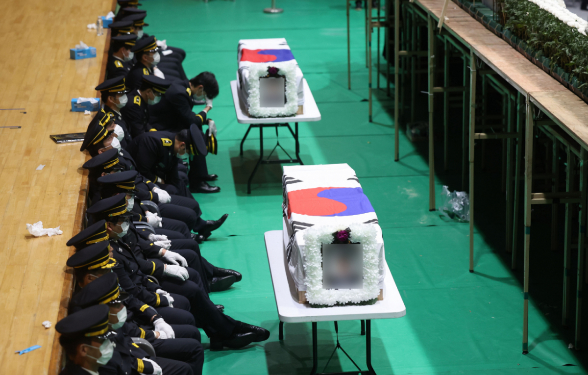  14일 전남 완도군 농어민문화체육센터에서 열린 순직 소방공무원 영결식에서 동료소방관들이 유족들의 추모글 낭독을 듣고 눈물을 흘리고 있다./사진=뉴스1