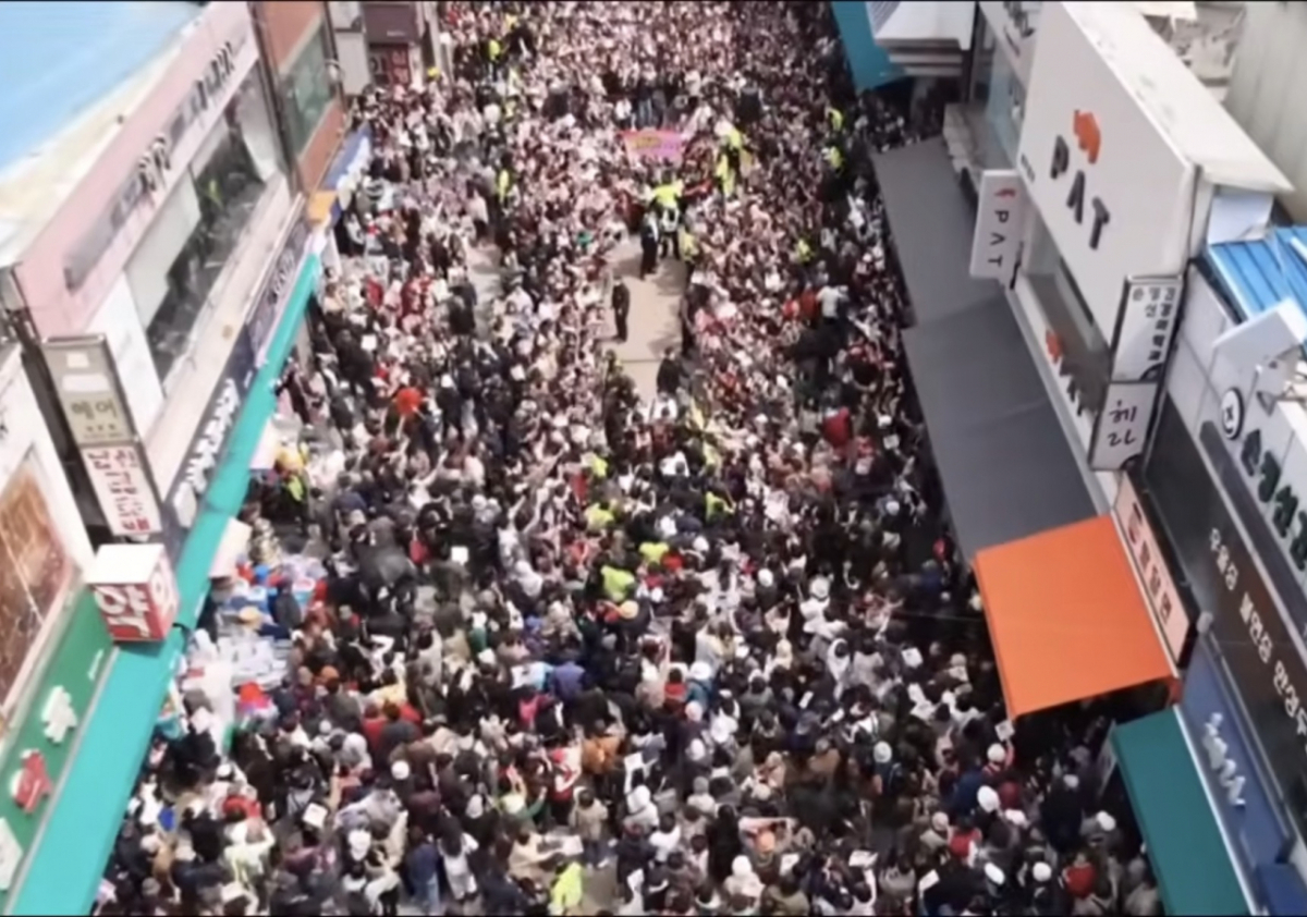 한동훈 전 국민의힘 대표가 수원 팔달문시장을 방문했을 때 모인 지지자들. /사진=한 전 대표 유튜브 캡처.