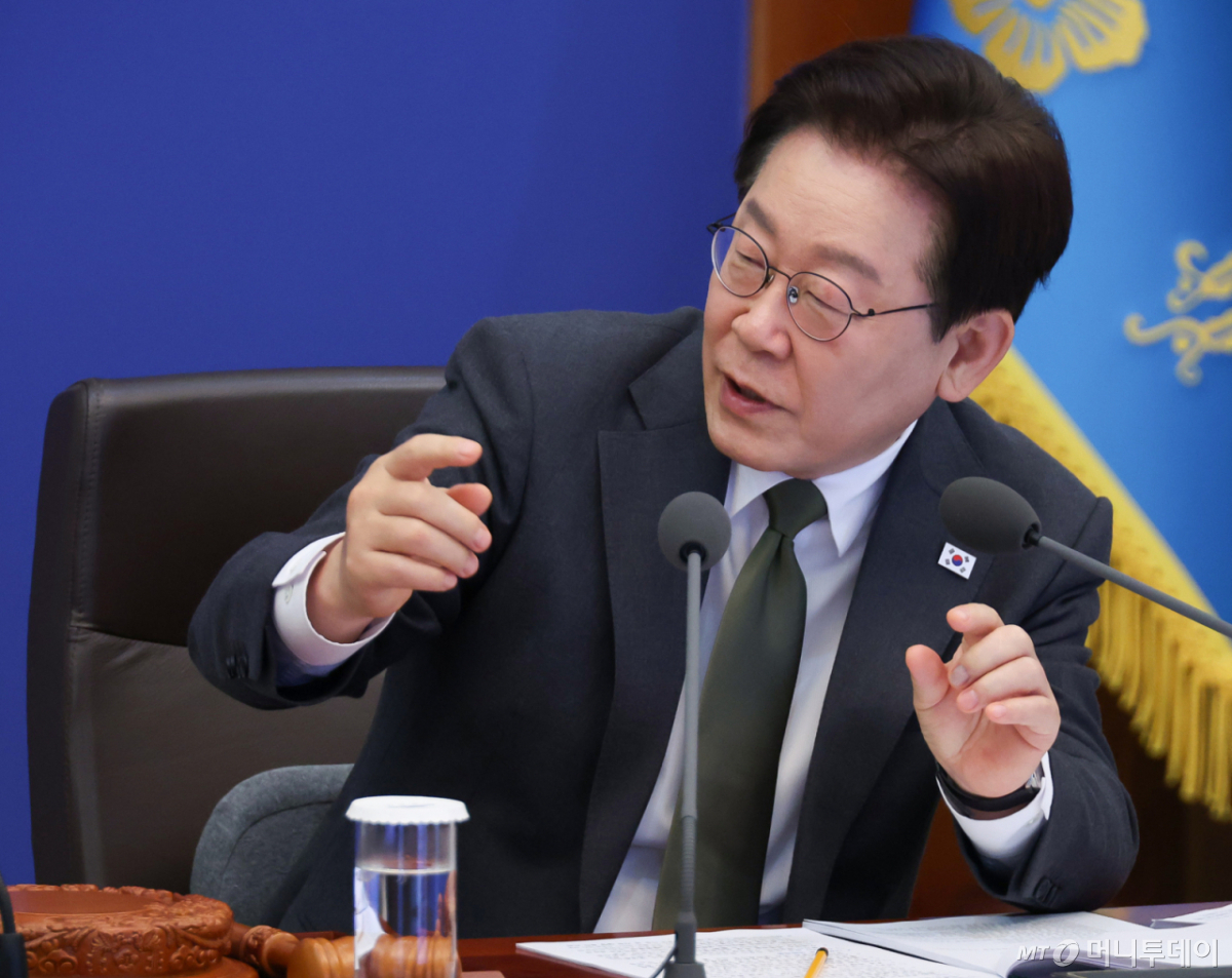 [서울=뉴시스] 최동준 기자 = 이재명 대통령이 14일 청와대에서 열린 국무회의 겸 비상경제점검회의에서 발언하고 있다. 2026.04.14. photocdj@newsis.com /사진=