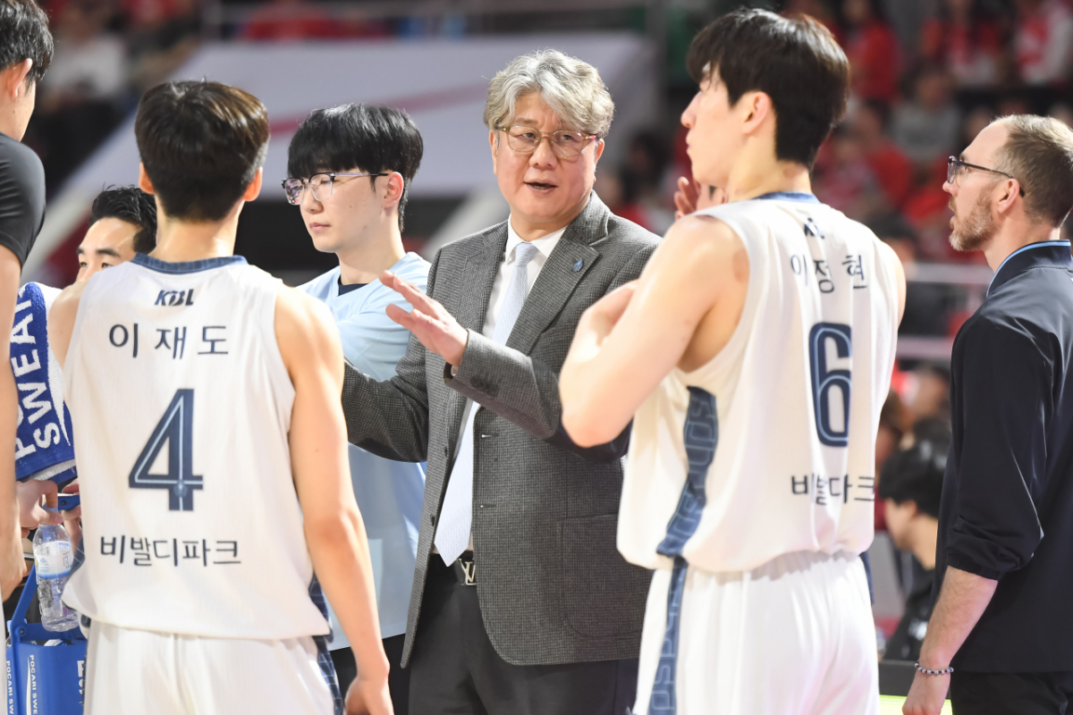 손창환(가운데) 고양 소노 감독이 선수들에게 전술 지시하고 있다. /사진=KBL 제공