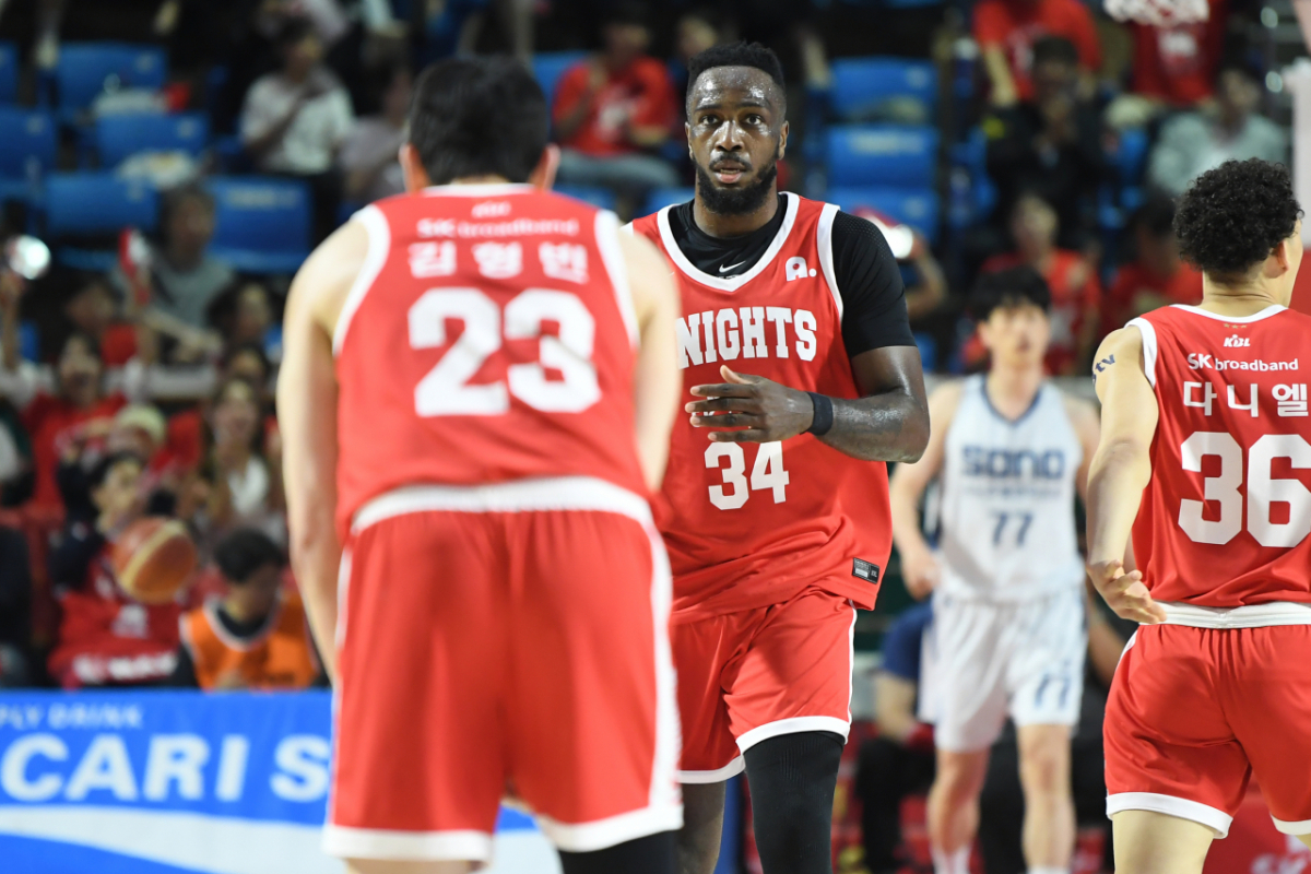 14일 오후 7시 서울 잠실학생체육관에서 열린 2025~2026 LG전자 프로농구 6강 플레이오프 2차전 경기 중 자밀 워니(가운데). /사진=KBL 제공