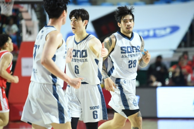 14일 오후 7시 서울 잠실학생체육관에서 열린 2025~2026 LG전자 프로농구 6강 플레이오프 2차전 중 고양 소노 선수단. /사진=KBL 제공