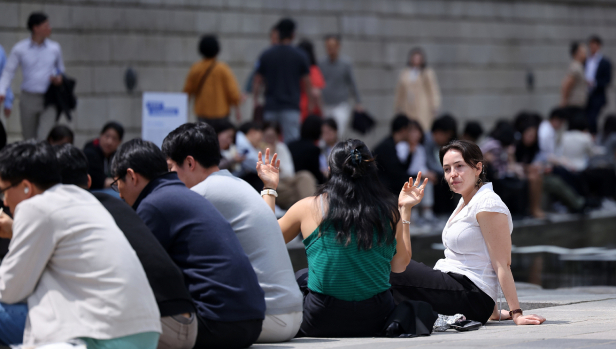 서울 낮 최고 기온이 28도까지 오르는 등 초여름 날씨를 보인 지난 14일 서울 중구 청계천을 찾은 시민들이 여유로운 시간을 보내고 있다. /사진=뉴스1