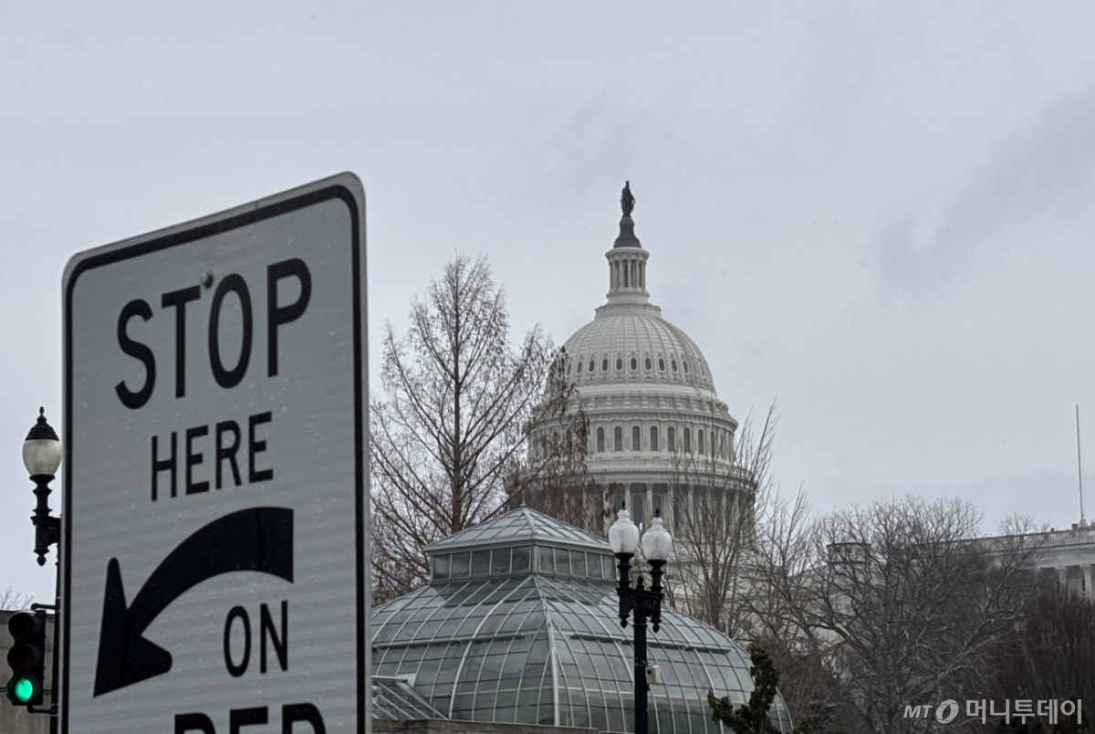 [워싱턴=뉴시스] 이윤희 특파원 = 미국 하원 법사위원회가 해롤드 로저스 쿠팡 한국법인 임시대표를 불러 쿠팡 사태 관련 비공개 증언청취(deposition)를 진행한 23일(현지 시간) 미 워싱턴DC 국회의사당 건물이 흐린 하늘 아래 보이고 있다. 2026.02.24. sympathy@newsis.com /사진=류현주