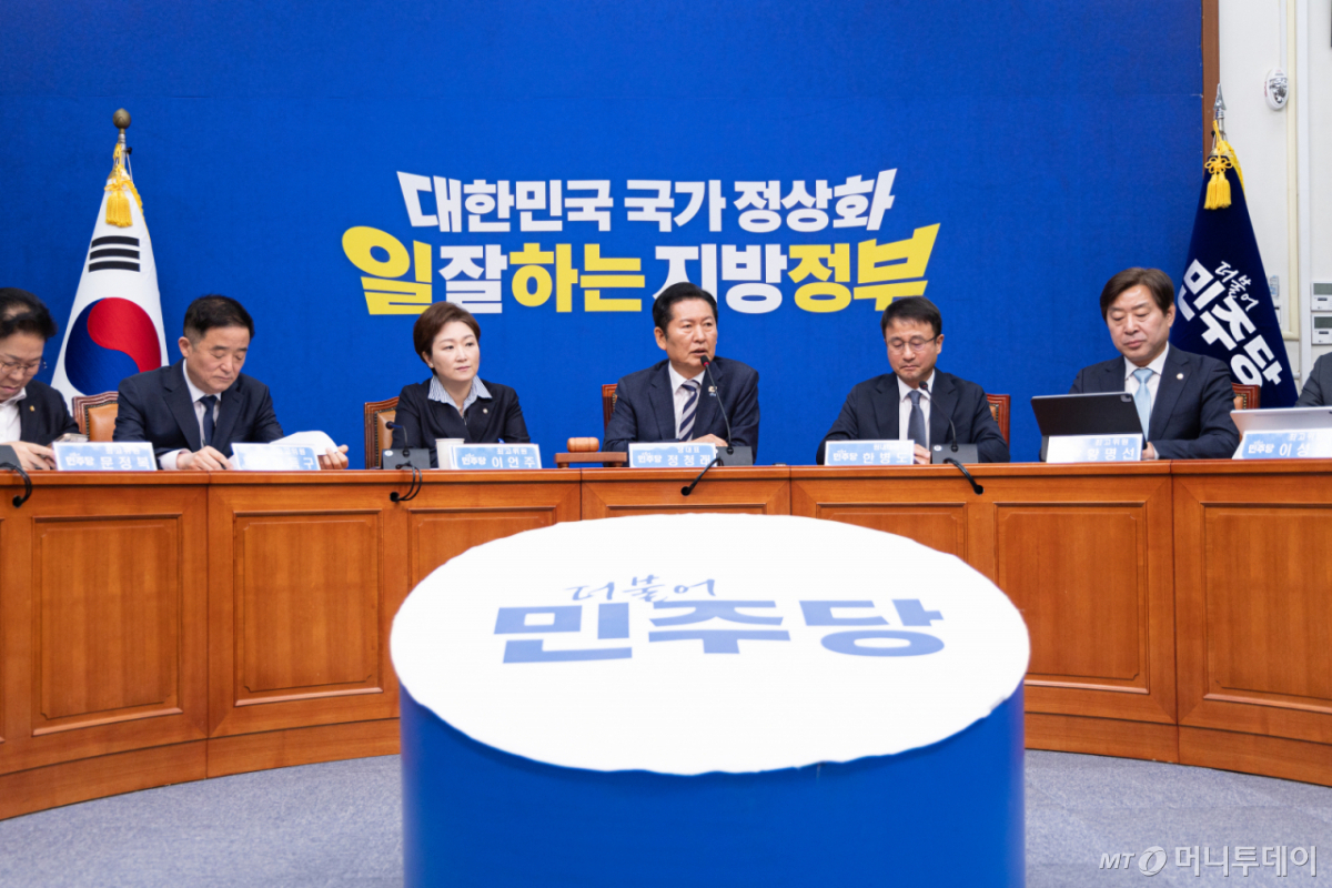 정청래 더불어민주당 대표가 13일 서울 여의도 국회에서 열린 최고위원회의에서 모두발언하고 있다. /사진=뉴스1