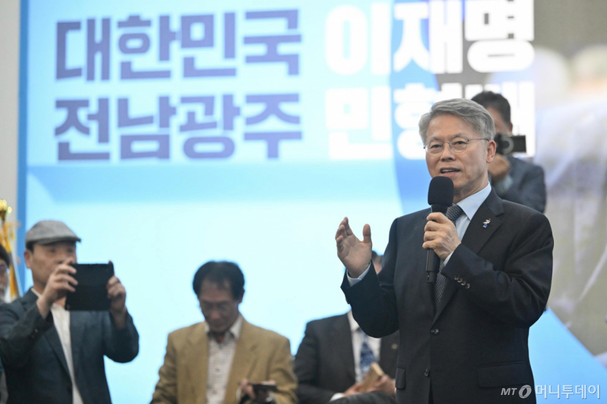 더불어민주당 전남광주통합특별시장 후보자로 선출된 민형배 후보가 14일 오후 광주 서구 자신의 선거사무소에서 지지자들을 향해 감사인사하고 있다. /사진=뉴시스