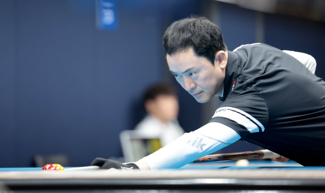 황득희가 13일 '2026 PBA 큐스쿨(Q-School)' 2라운드 1일차 일정에서 스트로크를 준비하고 있다. 황득희는 1일차에서 생존에 실패해 2일차로 향했다. /사진=PBA 투어 제공