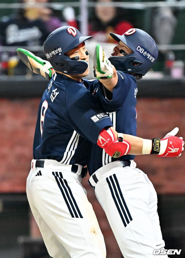 손아섭(왼쪽)이 14일 홈런을 때린 뒤 박찬호와 기뻐하고 있다. /사진=OSEN