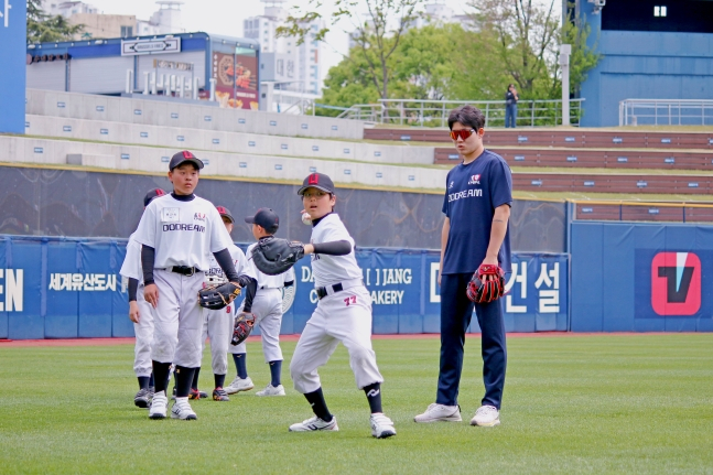 NC 다이노스 박민우(오른쪽)가 13일 '두드림' 행사에서 야구 꿈나무들의 훈련을 지켜보고 있다. /사진=프로야구선수협회 제공