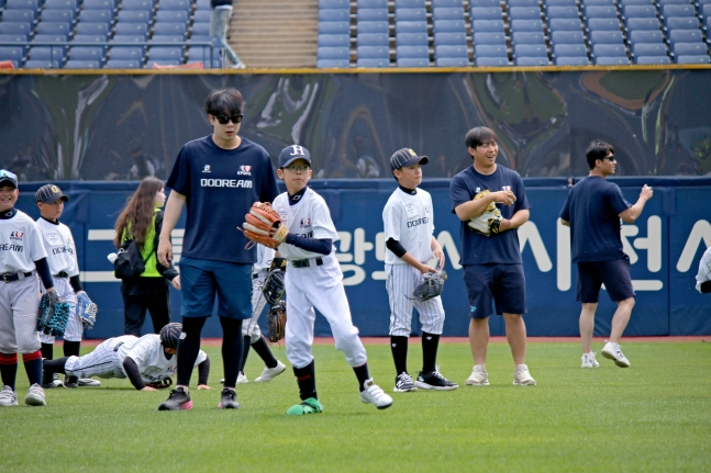 NC 박건우(왼쪽)가 야구 꿈나무들의 훈련을 지켜보며 조언하고 있다. /사진=프로야구선수협회 제공